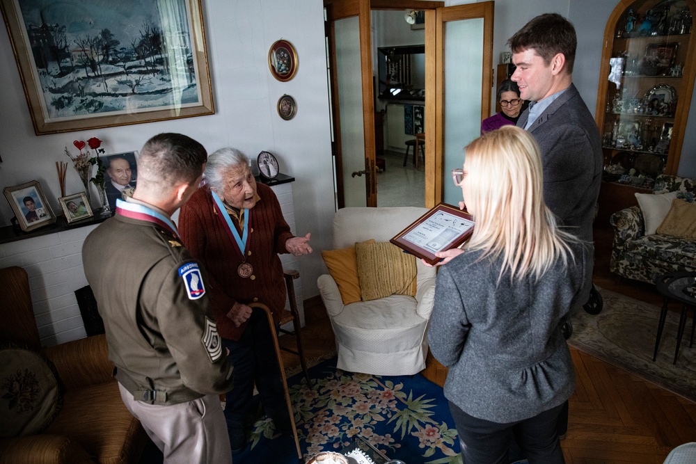 SETAF-AF presents Order of St. Michael to Italian WWII paratrooper Paola Del Din