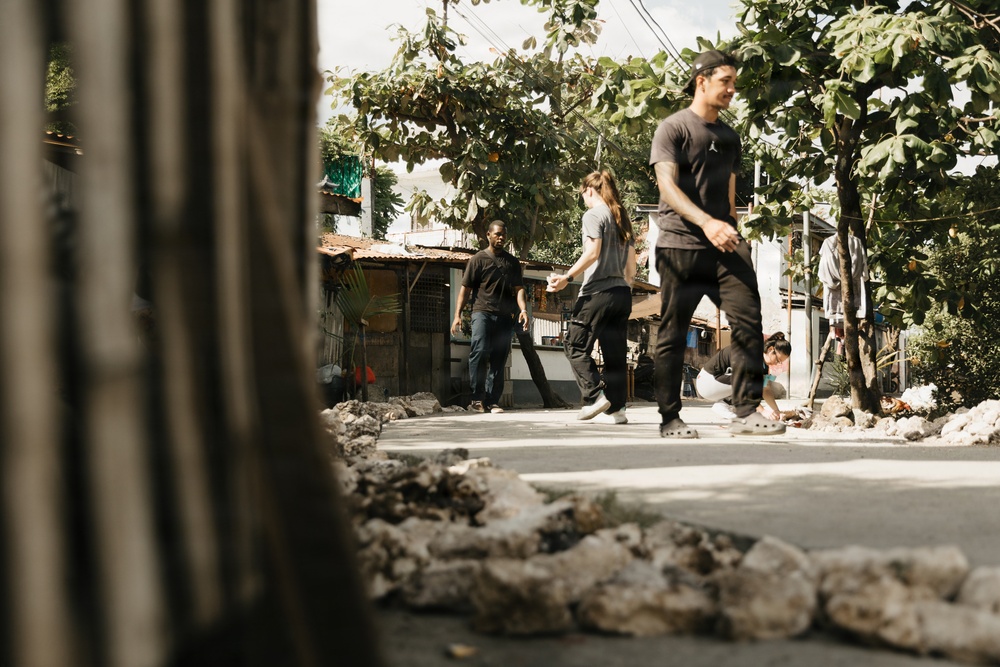 Task Force Ashland Marines, Sailors Volunteer at Philippine Orphanage