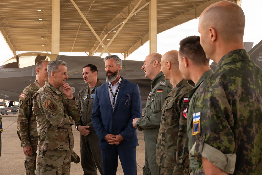 Chief of NGB visits Ebbing ANGB