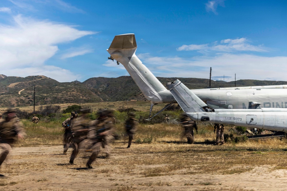 13th MEU Marines participate in Vertical Assault Raid Course