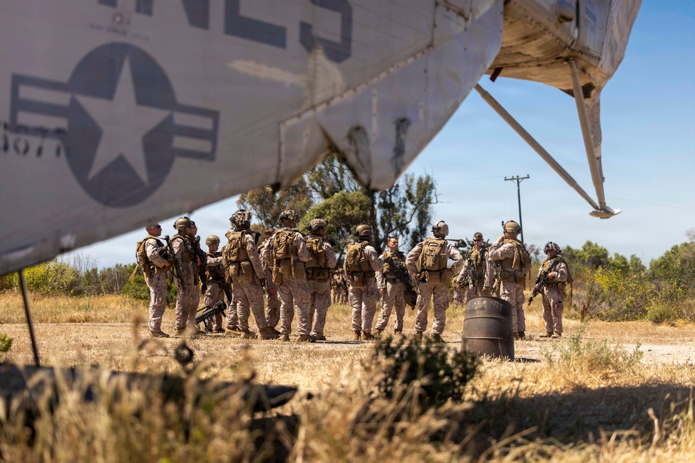 13th MEU Marines participate in Vertical Assault Raid Course
