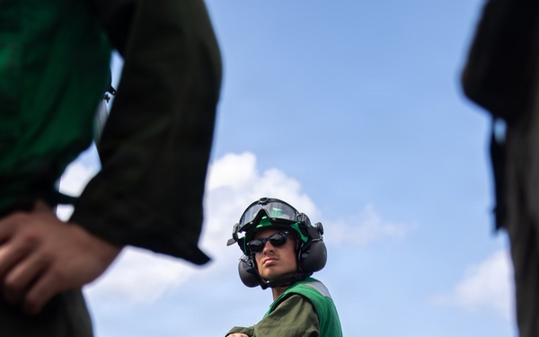 VMM 163 Marines Conduct Aircraft Maintenance Aboard Boxer