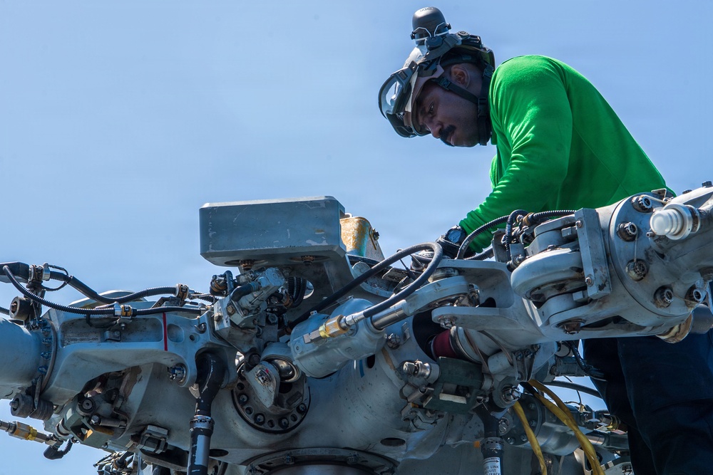 Boxer Sailors, Marines Conduct Maintenance