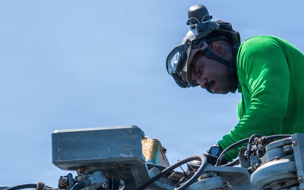 Boxer Sailors, Marines Conduct Maintenance