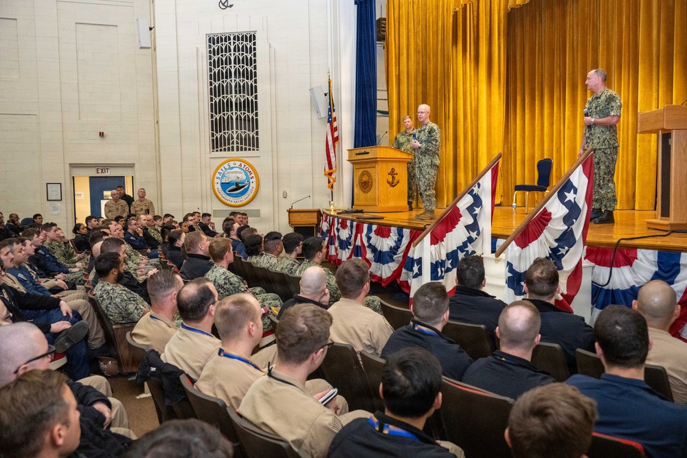 CNO and holds all-hands call with MCPON on Portsmouth Naval Shipyard