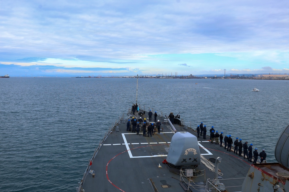 USS Mahan (DDG 72) Departs Italian Naval Station Taranto