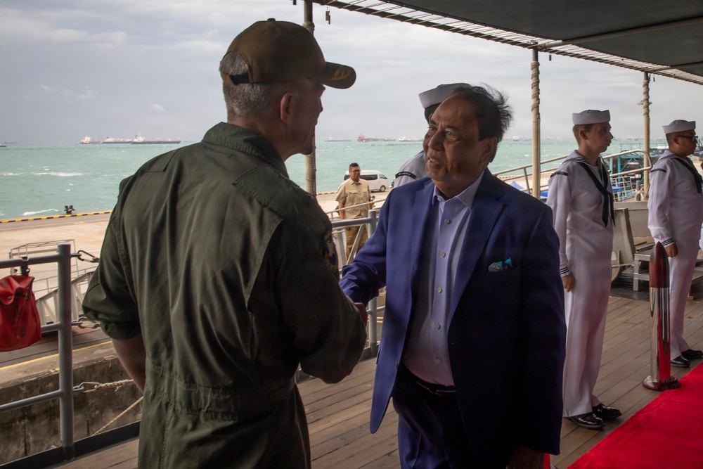 U.S. Ambassador to Singapore visits C7F