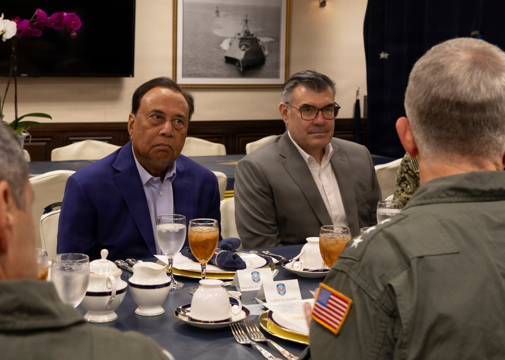 U.S. Ambassador to Singapore visits C7F