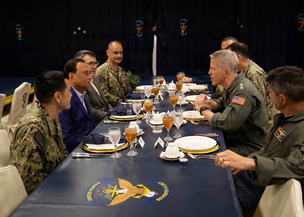 U.S. Ambassador to Singapore visits C7F