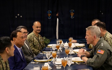 U.S. Ambassador to Singapore visits C7F