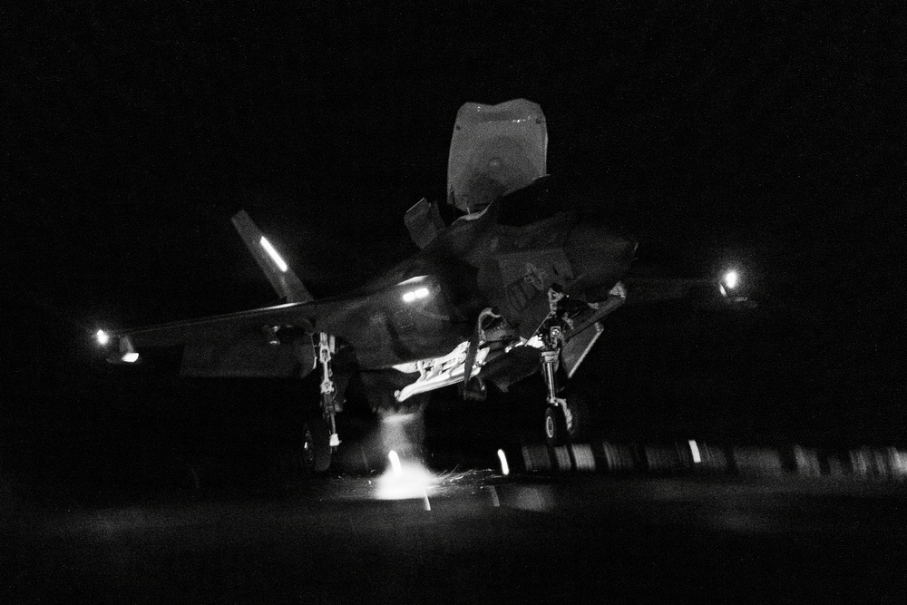 11th MEU Marines, Sailors Conduct Flight Operations Aboard USS Boxer