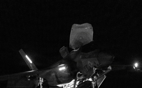 11th MEU Marines, Sailors Conduct Flight Operations Aboard USS Boxer