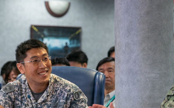 C7F Hosts Staff Talks with Republic of Singapore Navy Aboard Blue Ridge