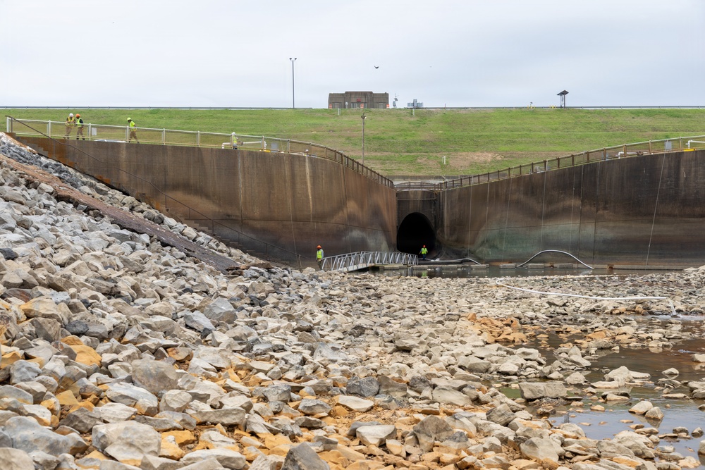 Inspection of the Arkabutla Dam outlet