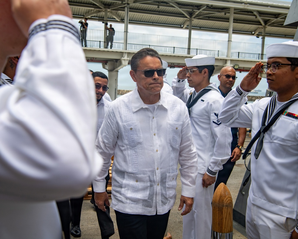 Panamanian Officials Welcome CSG 11 to Panama City