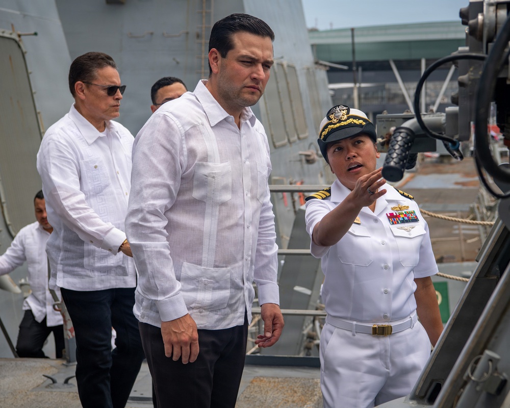 Panamanian Officials Welcome CSG 11 to Panama City