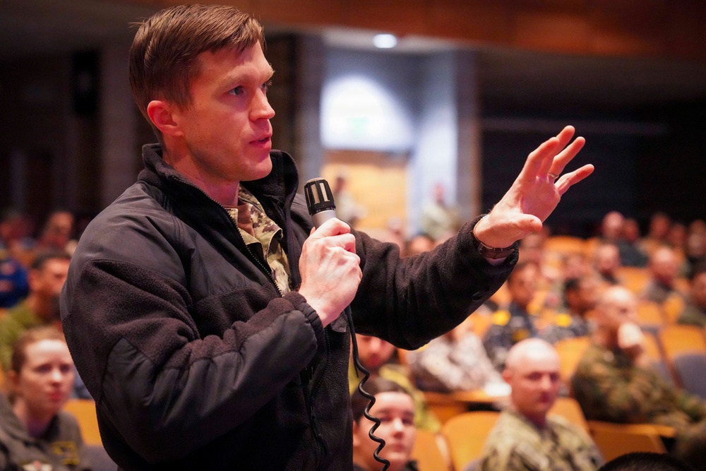 Gen. Reed, Commander of U.S. Transportation Command, engages with Naval War College faculty and students