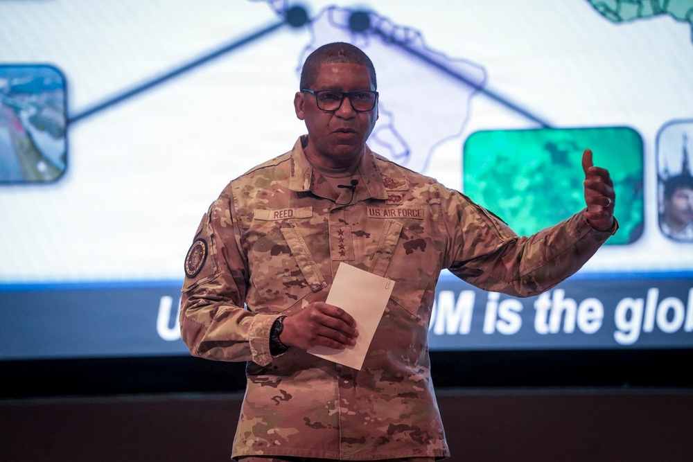 Gen. Reed, Commander of U.S. Transportation Command, engages with Naval War College faculty and students