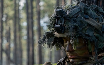 101st Airborne Division Soldier plans route using ATAK during JRTC rotation at Fort Polk