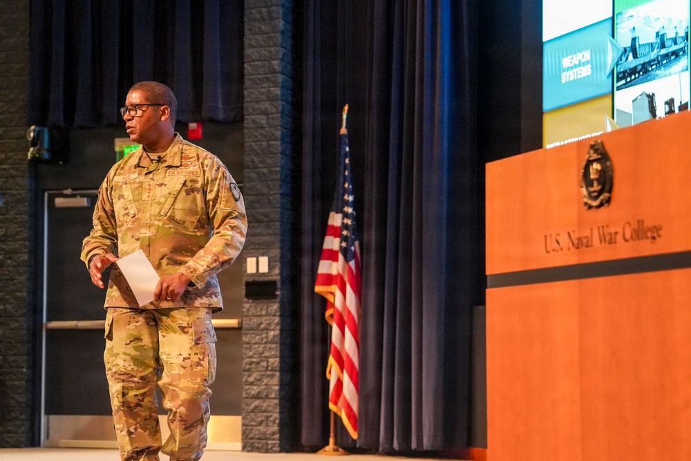 Gen. Reed, Commander of U.S. Transportation Command, engages with Naval War College faculty and students