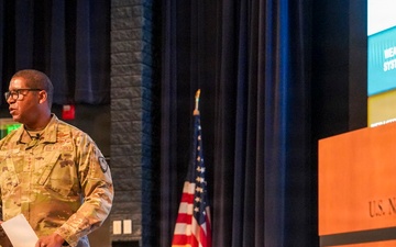 Gen. Reed, Commander of U.S. Transportation Command, engages with Naval War College faculty and students