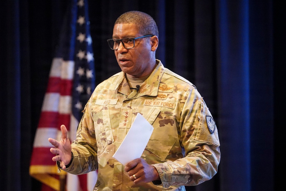 Gen. Reed, Commander of U.S. Transportation Command, engages with Naval War College faculty and students