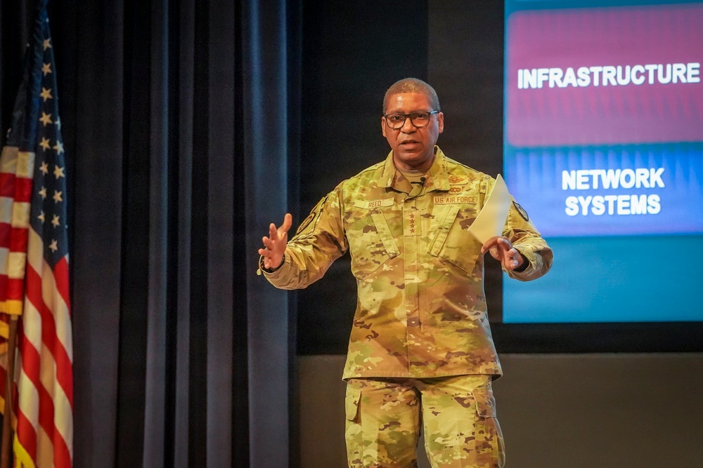 Gen. Reed, Commander of U.S. Transportation Command, engages with Naval War College faculty and students