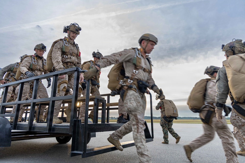 24th MEU MRF conducts Free Fall training
