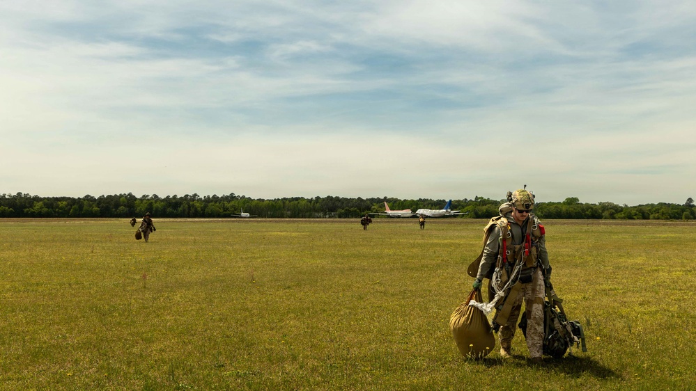 24th MEU MRF conducts Free Fall training