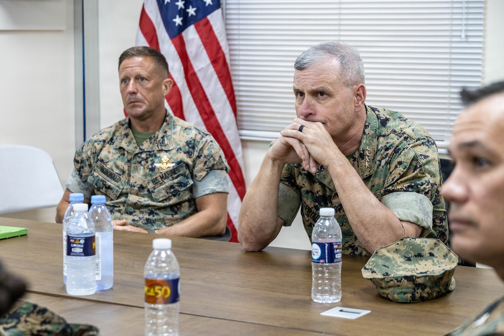 The 38th Assistant Commandant of the Marine Corps visits MRF-SEA Leadership