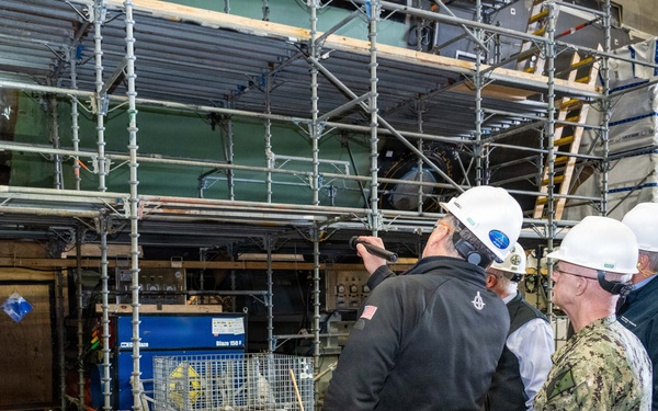 CNO and MCPON tour General Dynamics Electric Boat