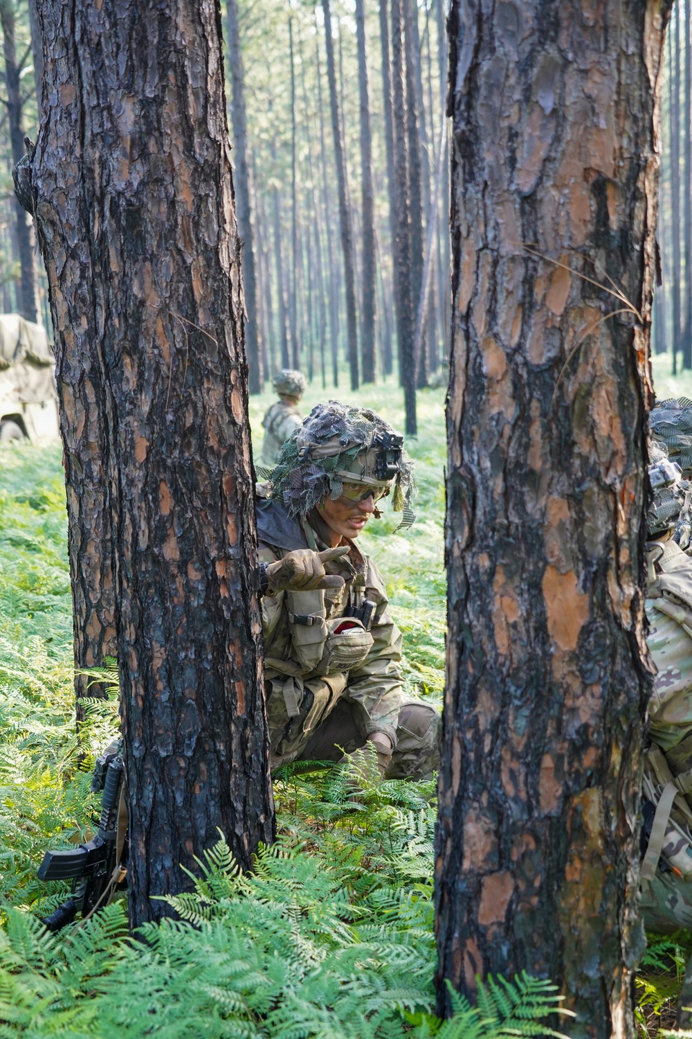 101st MFRC platoon leader briefs a Soldier during dismount mission