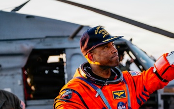 Navy search and rescue medical technician supports recovery of Artemis II astronauts