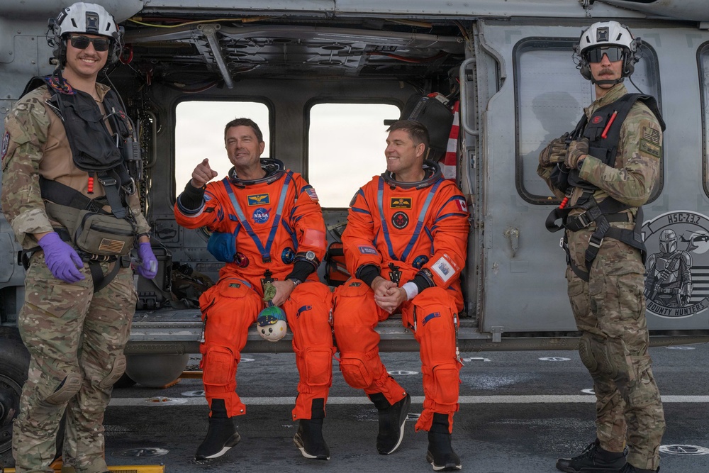 USS John P. Murtha Sailors, EODGRU 1 Divers recover Artemis II Astronauts