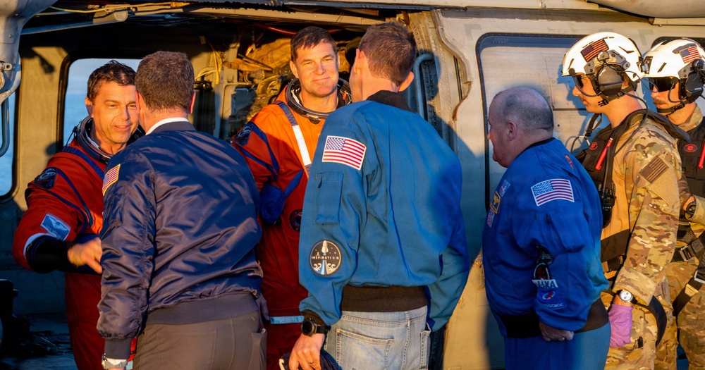 USS John P. Murtha Sailors, EODGRU 1 Divers recover Artemis II Astronauts