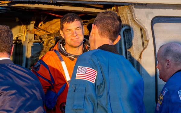 USS John P. Murtha Sailors, EODGU 1 Divers recover Artemis II Astronauts