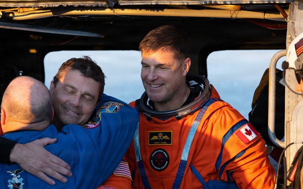 USS John P. Murtha Sailors, EODGU 1 Divers recover Artemis II Astronauts