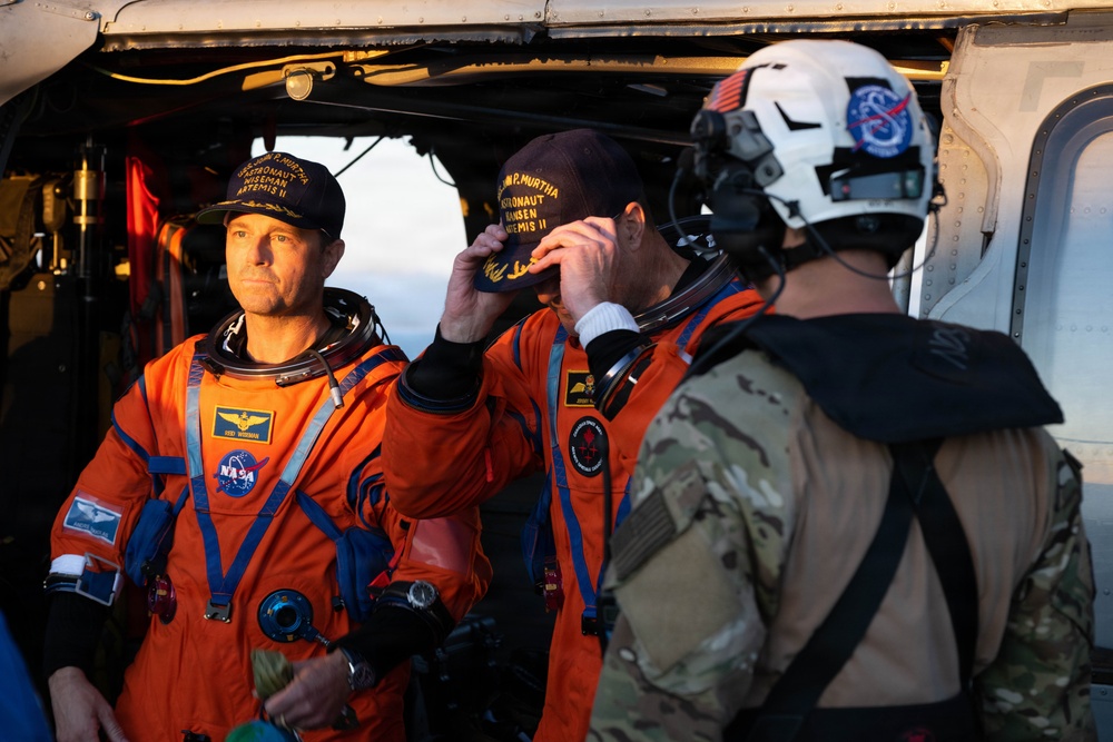 USS John P. Murtha Sailors, EODGRU 1 Divers recover Artemis II Astronauts