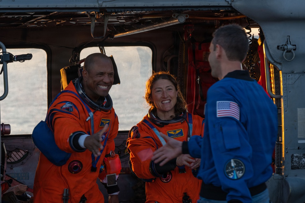 USS John P. Murtha Sailors, EODGRU 1 Divers recover Artemis II Astronauts