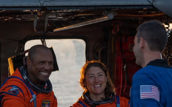 USS John P. Murtha Sailors, EODGU 1 Divers recover Artemis II Astronauts