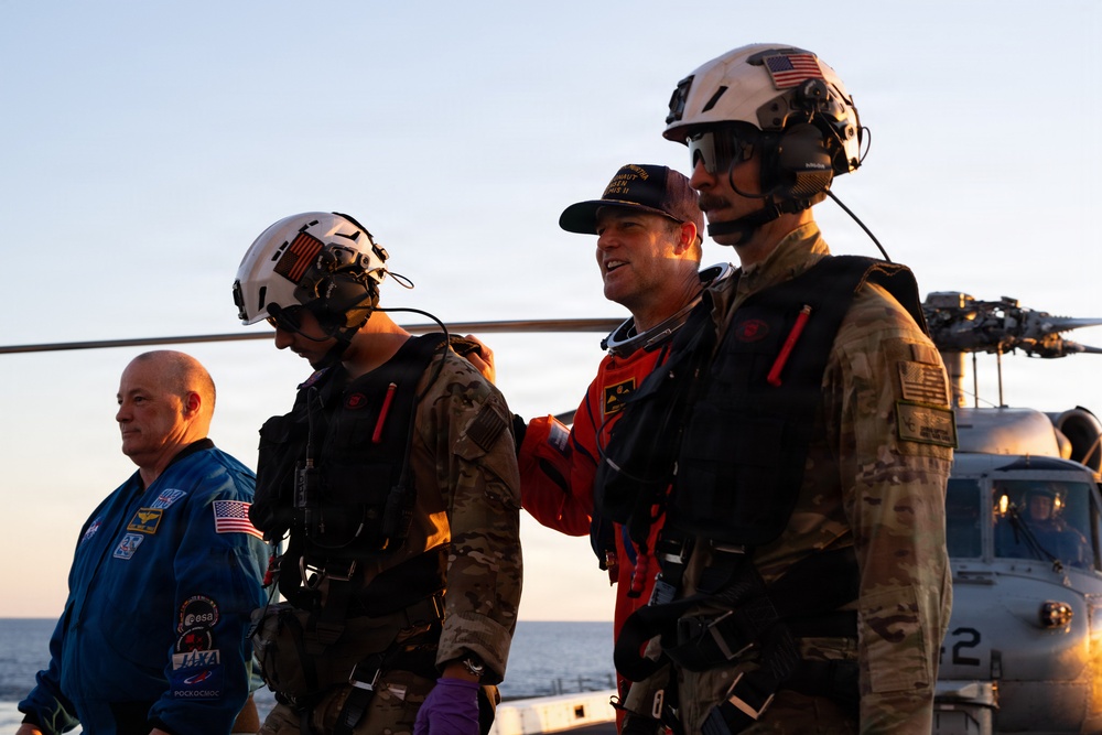 USS John P. Murtha Sailors, EODGRU 1 Divers recover Artemis II Astronauts