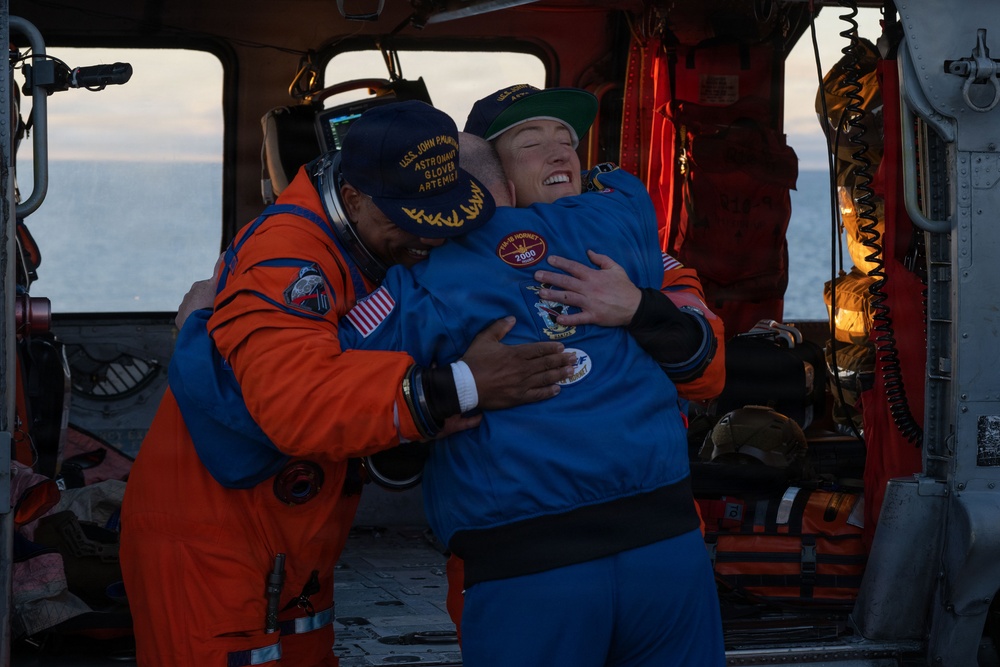 USS John P. Murtha Sailors, EODGRU 1 Divers recover Artemis II Astronauts