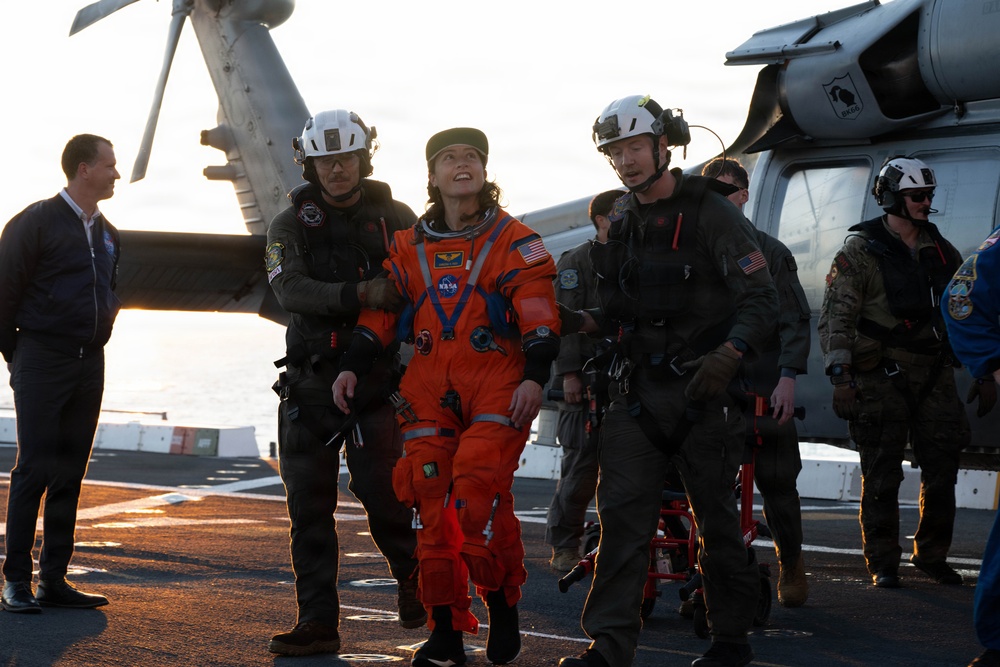 USS John P. Murtha Sailors, EODGRU 1 Divers recover Artemis II Astronauts