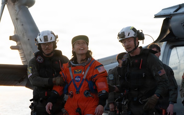 USS John P. Murtha Sailors, EODGU 1 Divers recover Artemis II Astronauts