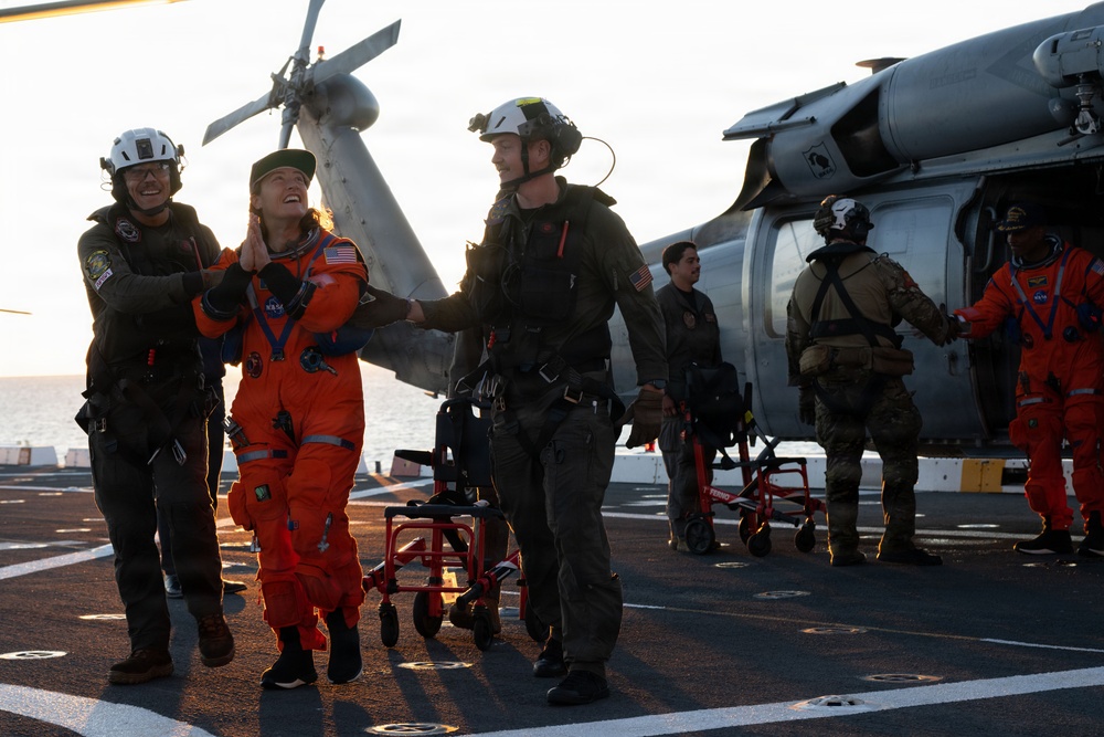 USS John P. Murtha Sailors, EODGRU 1 Divers recover Artemis II Astronauts