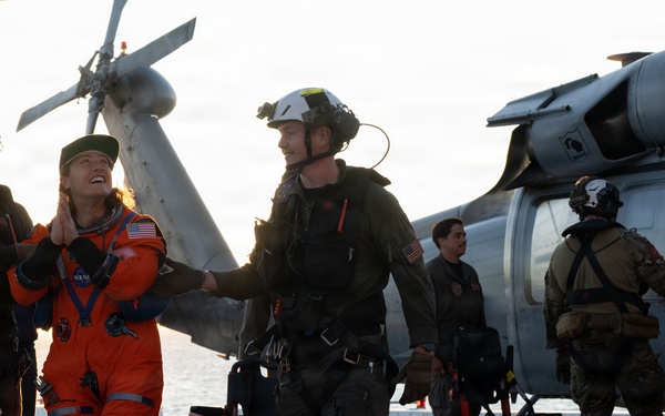 USS John P. Murtha Sailors, EODGU 1 Divers recover Artemis II Astronauts