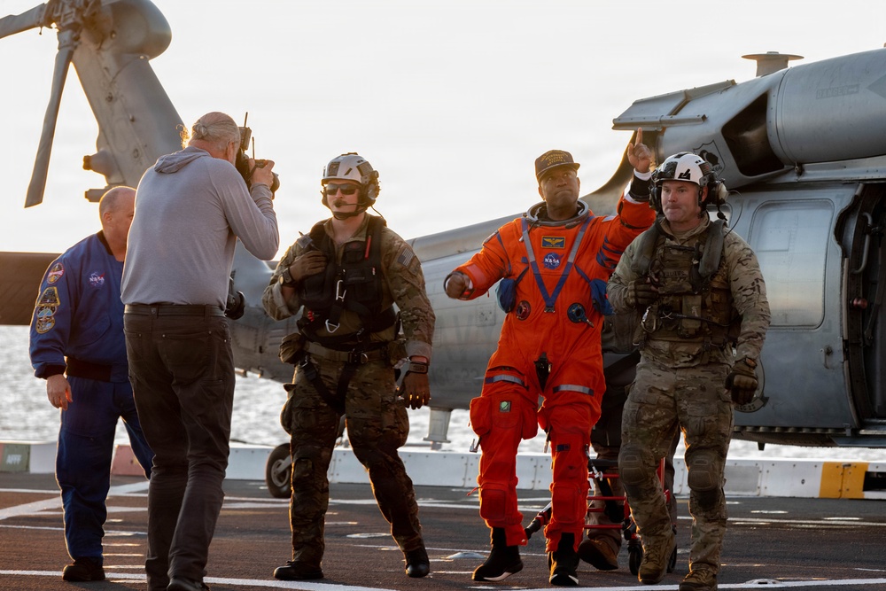 USS John P. Murtha Sailors, EODGRU 1 Divers recover Artemis II Astronauts