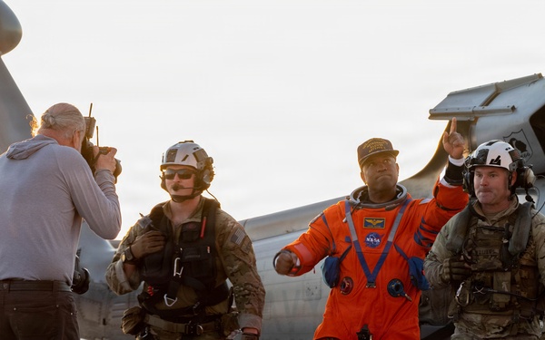 USS John P. Murtha Sailors, EODGU 1 Divers recover Artemis II Astronauts