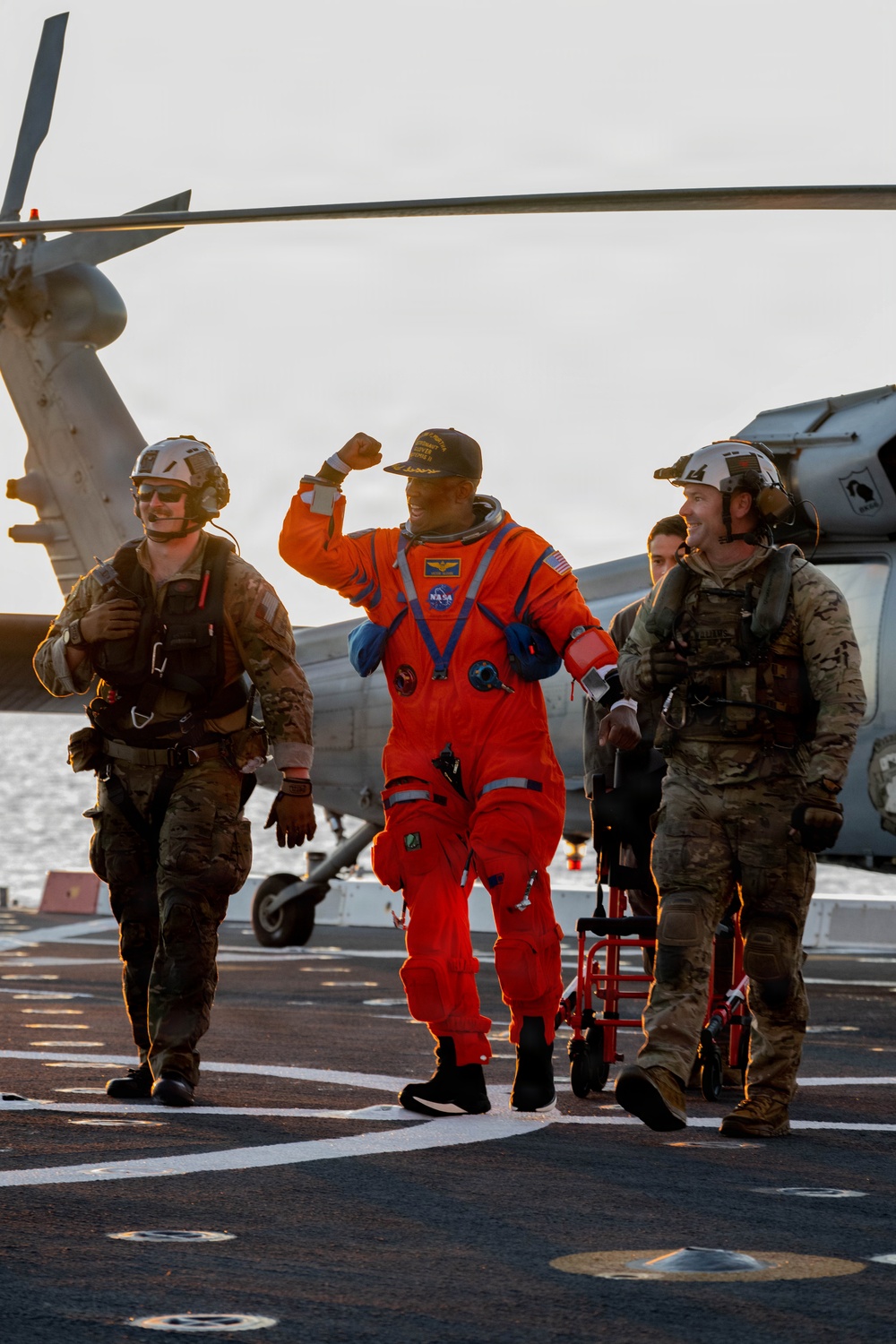 USS John P. Murtha Sailors, EODGRU 1 Divers recover Artemis II Astronauts