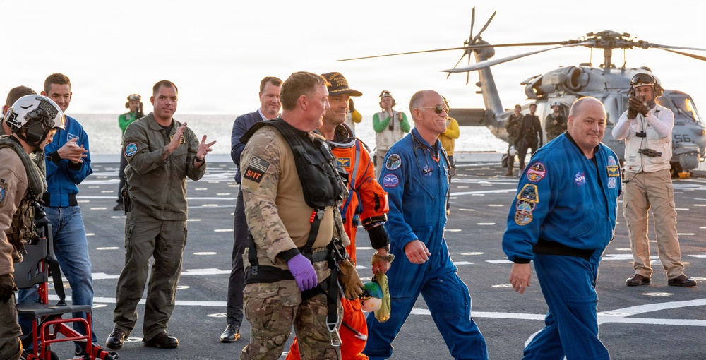 USS John P. Murtha Sailors, EODGRU 1 Divers recover Artemis II Astronauts